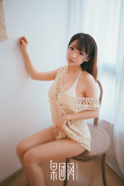 爸爸给儿子看自己的鸟